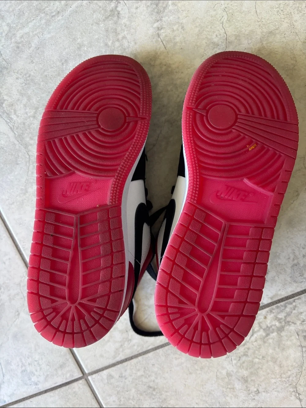 Jordan Kids Low-Top Sneakers in Black, White and Red